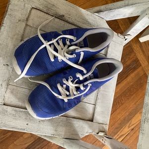 Nike 6.5 blue striped with white running shoes